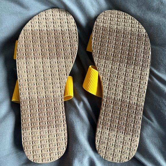 Sanuks - Picture 3 of 3